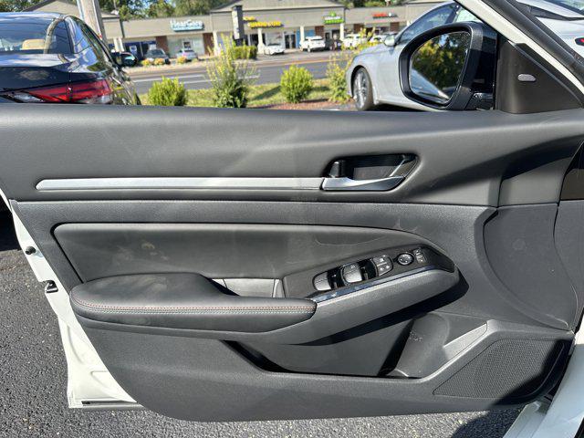 Photo of 2025 Pearl White Tricoat Nissan Altima