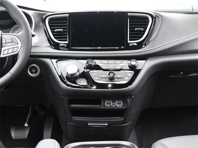 Photo of 2025 Fathom Blue Pearlcoat Chrysler Pacifica