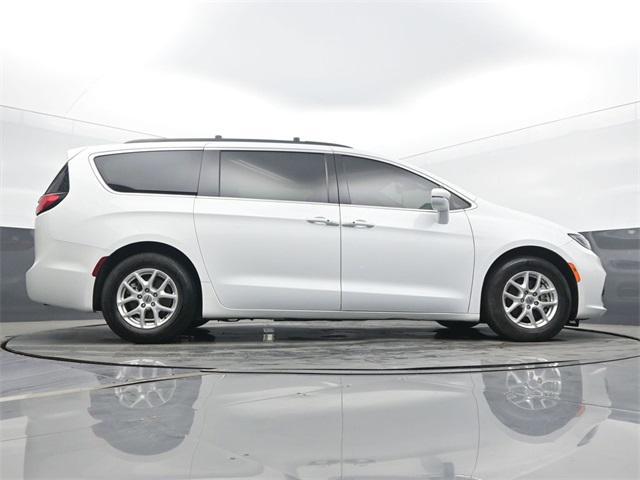 Photo of 2022 Bright White Clearcoat Chrysler Pacifica