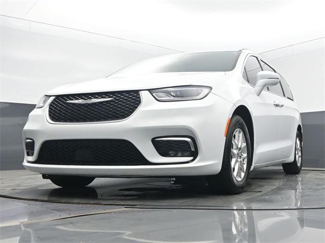 Photo of 2022 Bright White Clearcoat Chrysler Pacifica