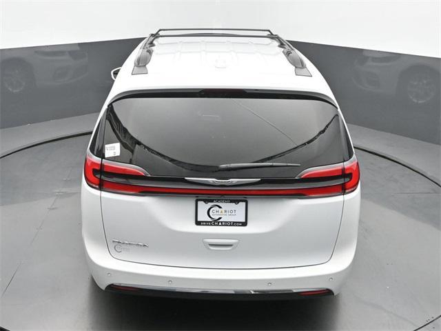 Photo of 2022 Bright White Clearcoat Chrysler Pacifica