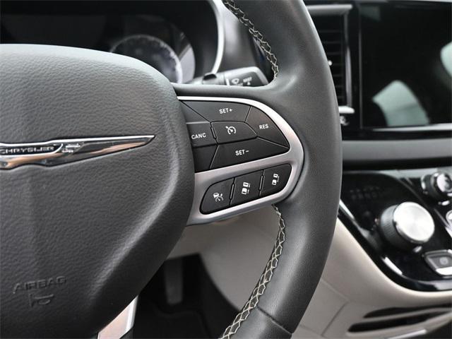 Photo of 2022 Bright White Clearcoat Chrysler Pacifica