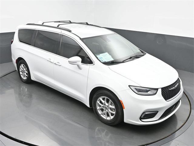 Photo of 2022 Bright White Clearcoat Chrysler Pacifica