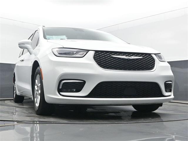 Photo of 2022 Bright White Clearcoat Chrysler Pacifica
