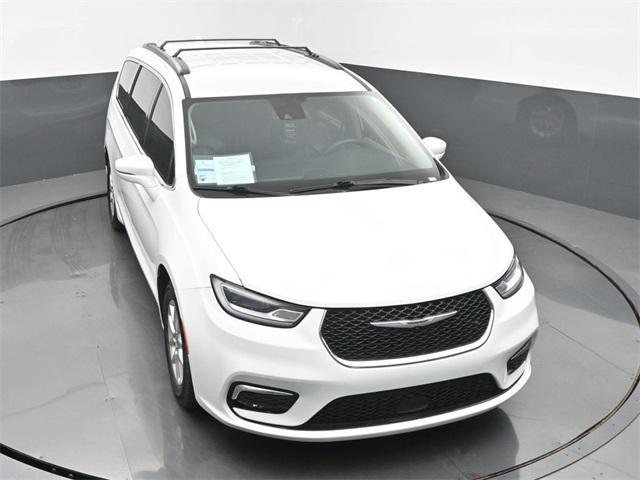 Photo of 2022 Bright White Clearcoat Chrysler Pacifica