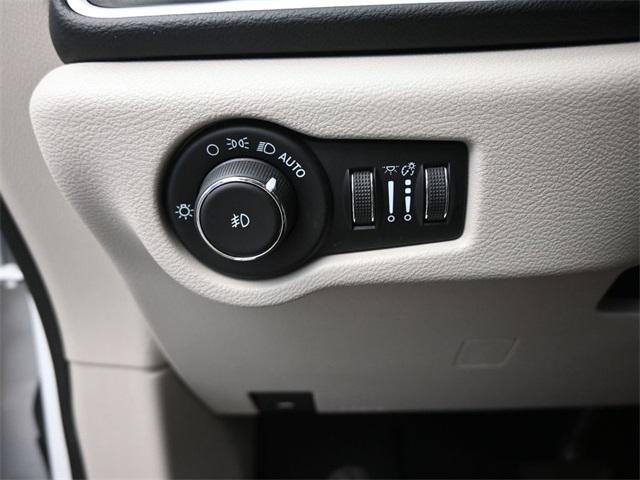 Photo of 2022 Bright White Clearcoat Chrysler Pacifica