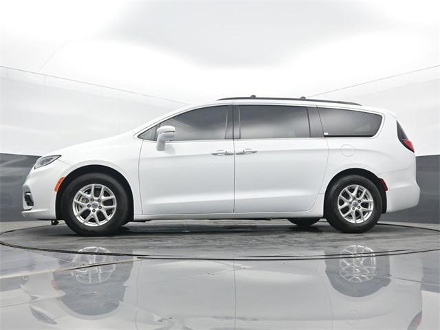 Photo of 2022 Bright White Clearcoat Chrysler Pacifica