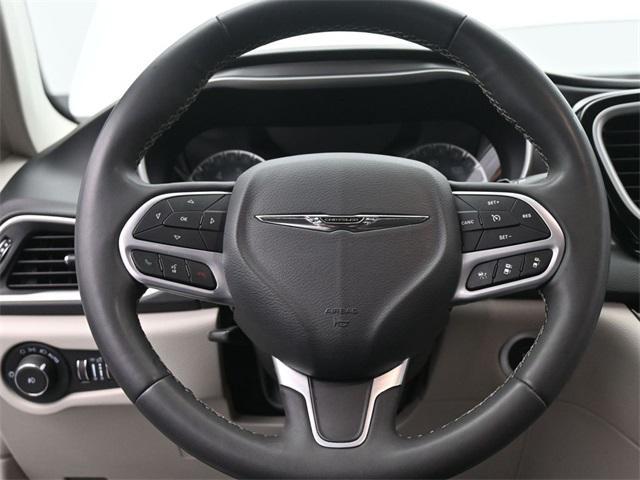 Photo of 2022 Bright White Clearcoat Chrysler Pacifica