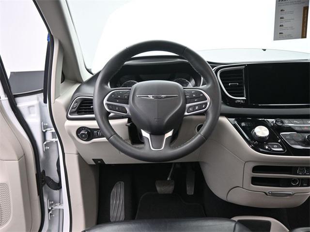 Photo of 2022 Bright White Clearcoat Chrysler Pacifica