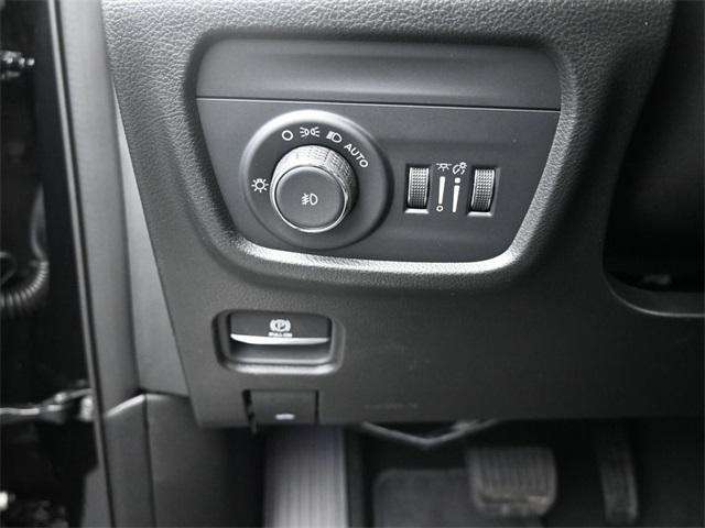 Photo of 2025 Diamond Black Crystal Pearlcoat Jeep Grand Cherokee