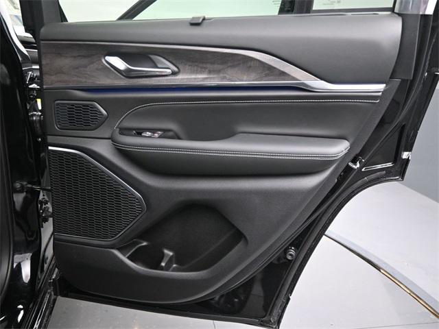 Photo of 2025 Diamond Black Crystal Pearlcoat Jeep Grand Cherokee