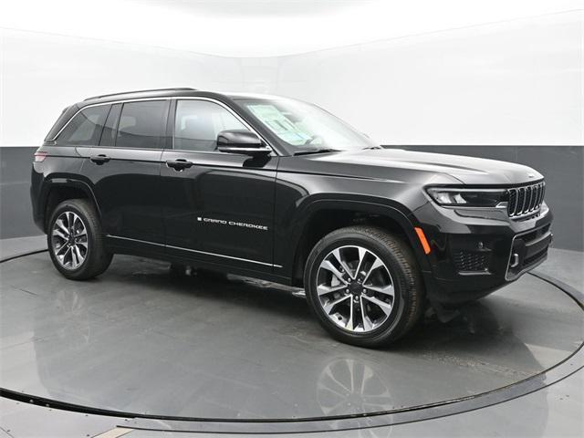 Photo of 2025 Diamond Black Crystal Pearlcoat Jeep Grand Cherokee