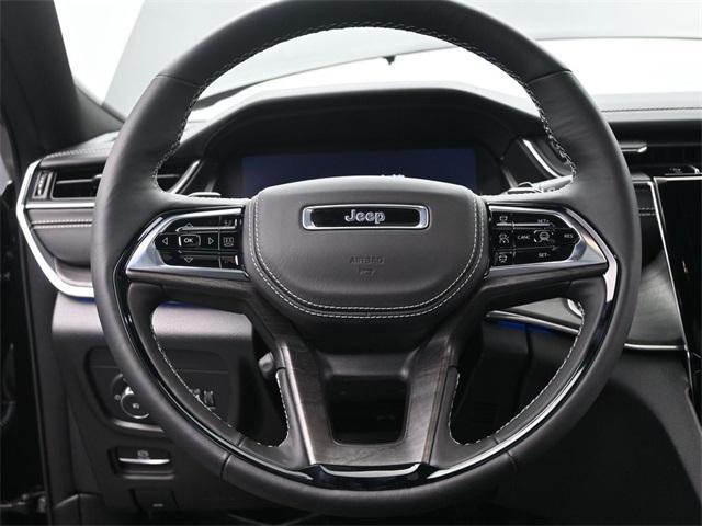 Photo of 2025 Diamond Black Crystal Pearlcoat Jeep Grand Cherokee