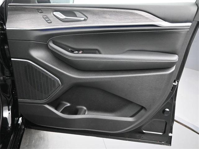 Photo of 2025 Diamond Black Crystal Pearlcoat Jeep Grand Cherokee