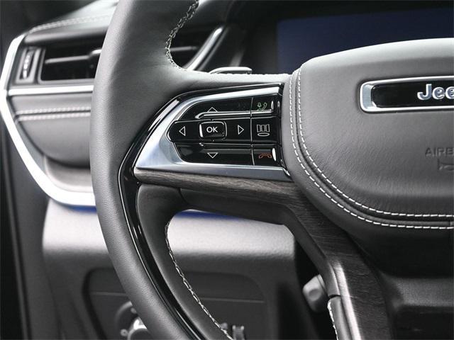 Photo of 2025 Diamond Black Crystal Pearlcoat Jeep Grand Cherokee
