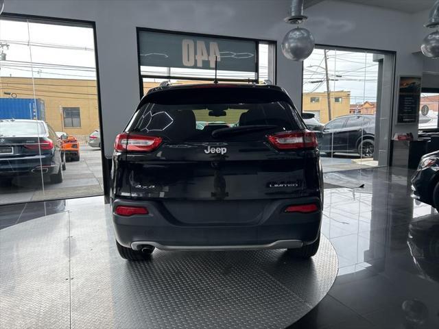 Photo of 2016 Brilliant Black Crystal Pearlcoat Jeep Cherokee