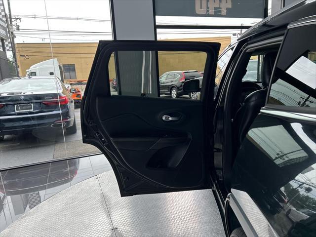 Photo of 2016 Brilliant Black Crystal Pearlcoat Jeep Cherokee