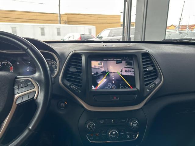 Photo of 2016 Brilliant Black Crystal Pearlcoat Jeep Cherokee