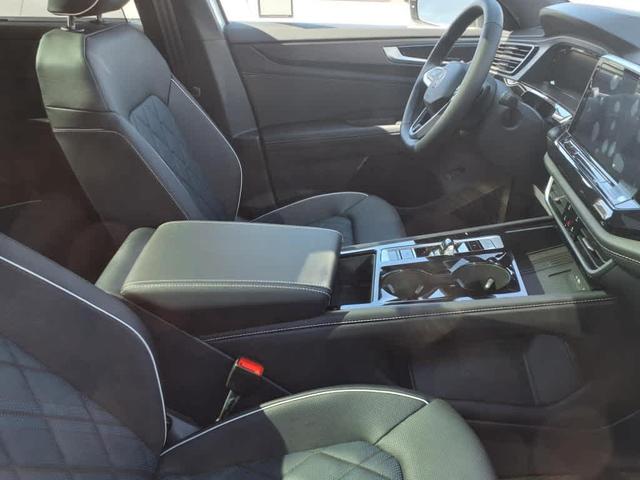 Photo of 2025 Opal White Pearl Effect Volkswagen Atlas Cross Sport