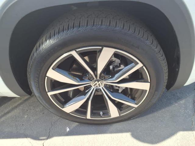 Photo of 2025 Opal White Pearl Effect Volkswagen Atlas Cross Sport