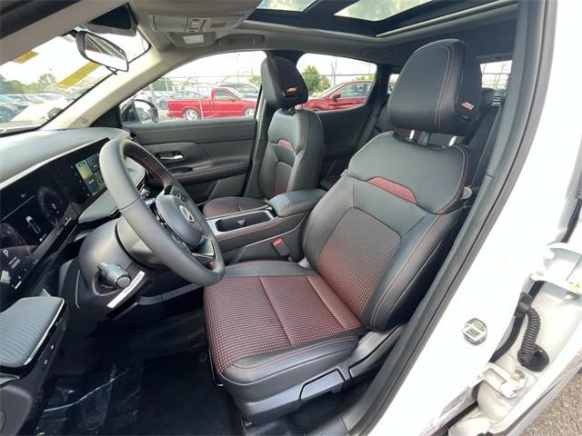 Photo of 2025 2t Wht Blk Roof Nissan Kicks
