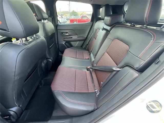 Photo of 2025 2t Wht Blk Roof Nissan Kicks