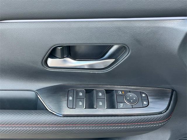 Photo of 2025 2t Wht Blk Roof Nissan Kicks