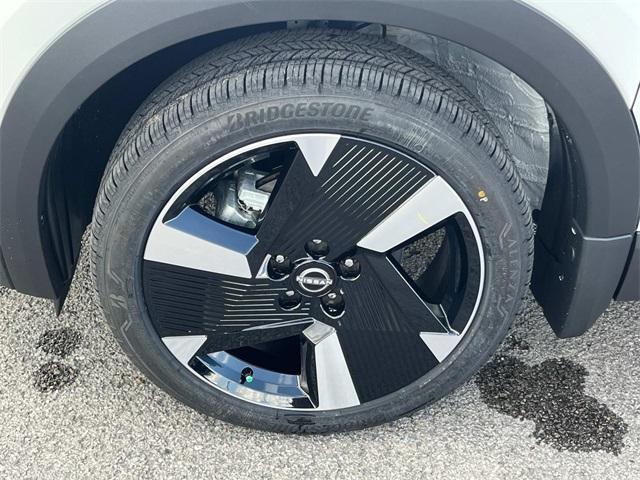 Photo of 2025 2t Wht Blk Roof Nissan Kicks
