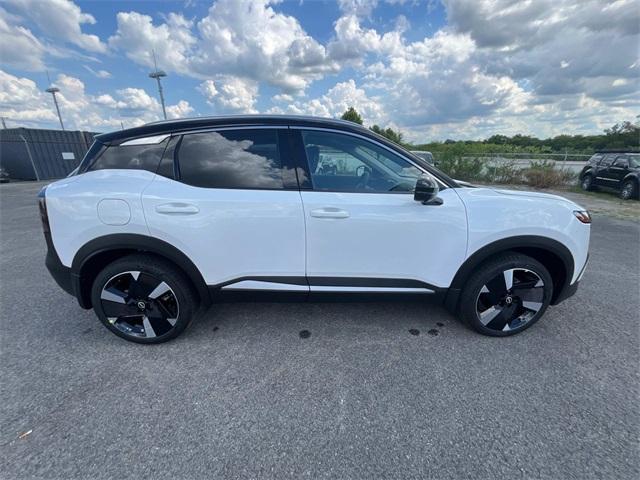 Photo of 2025 2t Wht Blk Roof Nissan Kicks