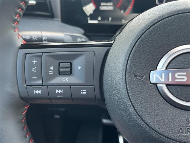 Photo of 2025 2t Wht Blk Roof Nissan Kicks