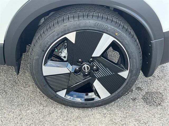 Photo of 2025 2t Wht Blk Roof Nissan Kicks