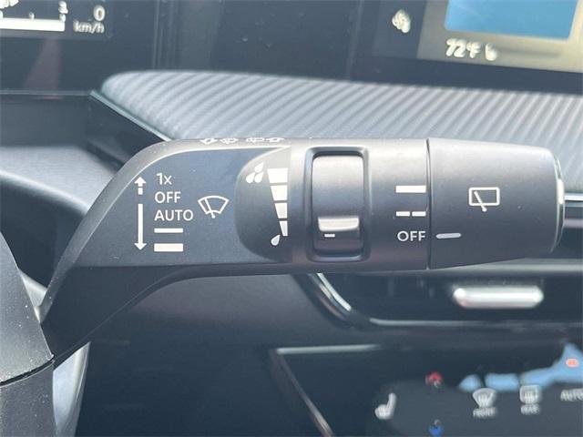 Photo of 2025 2t Wht Blk Roof Nissan Kicks
