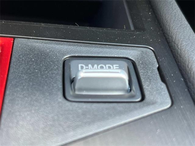 Photo of 2025 2t Wht Blk Roof Nissan Kicks