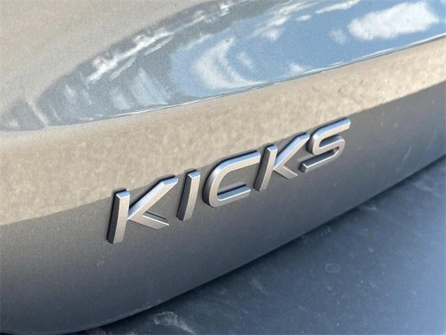 Photo of 2025 Gun Metallic Nissan Kicks