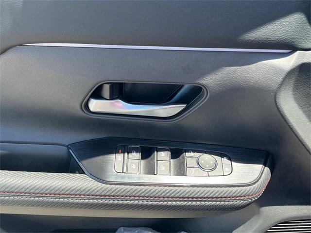 Photo of 2025 2t Gun Red Roof Nissan Kicks