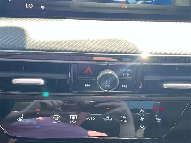 Photo of 2025 2t Gun Red Roof Nissan Kicks