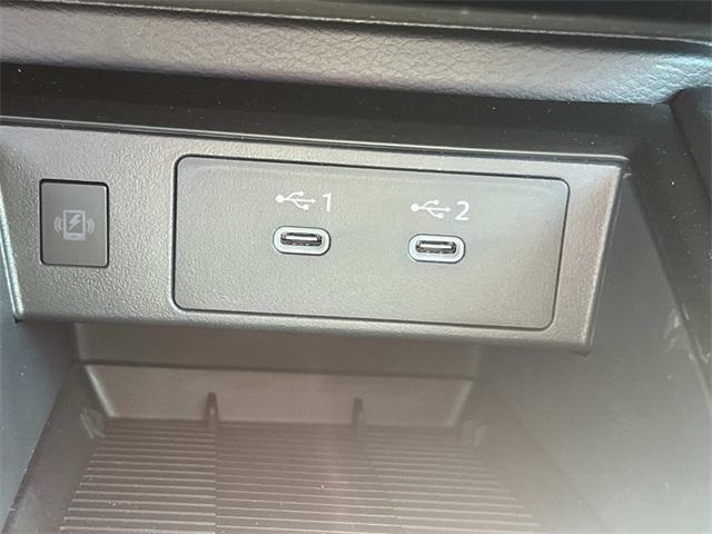 Photo of 2025 2t Gun Red Roof Nissan Kicks