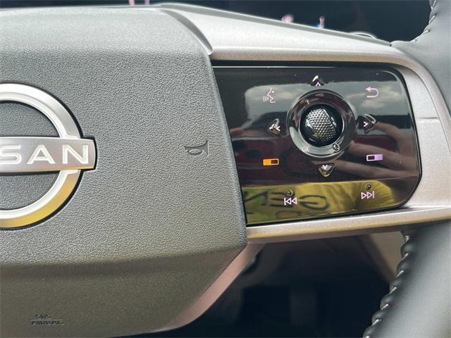 Photo of 2025 White / Black Nissan Murano