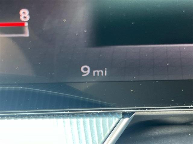 Photo of 2025 White / Black Nissan Murano