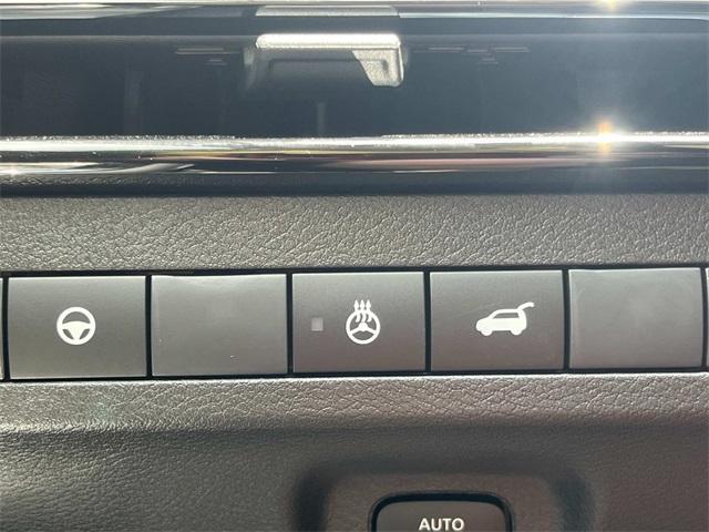 Photo of 2025 White / Black Nissan Murano