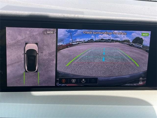 Photo of 2025 White / Black Nissan Murano