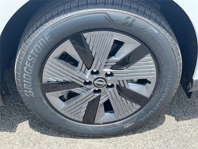 Photo of 2025 White / Black Nissan Murano
