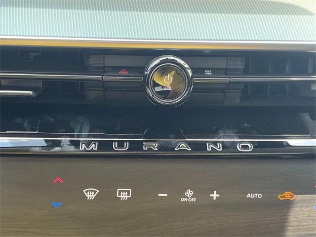 Photo of 2025 White / Black Nissan Murano