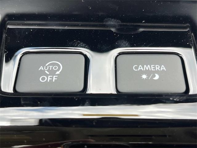 Photo of 2025 White / Black Nissan Murano