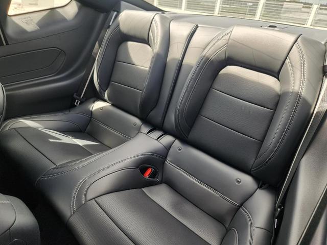 Photo of 2025 Oxford White Ford Mustang