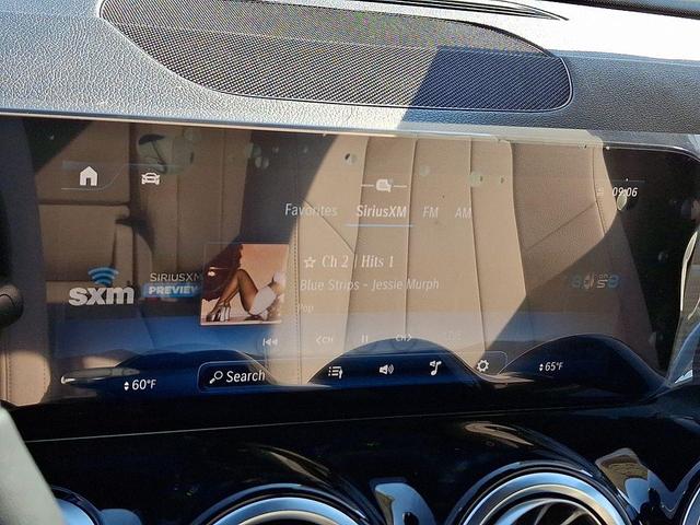 Photo of 2025 Polar White Mercedes-Benz GLB 250