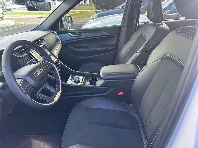 Photo of 2025 Bright White Clearcoat Jeep Grand Cherokee