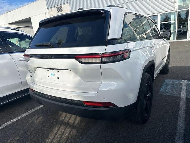 Photo of 2025 Bright White Clearcoat Jeep Grand Cherokee