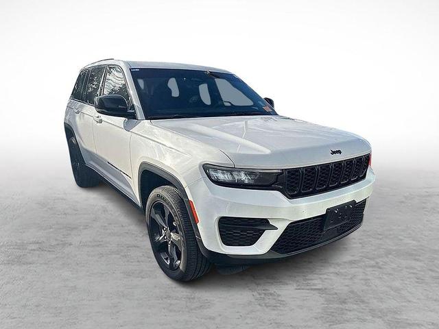 Photo of 2025 Bright White Clearcoat Jeep Grand Cherokee