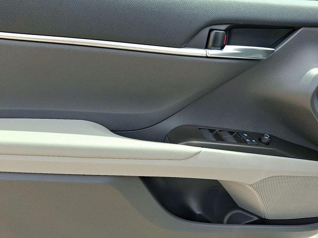 Photo of 2021 Super White Toyota Camry